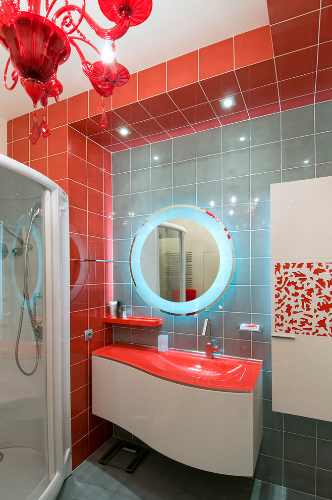 Esempio di una piccola stanza da bagno contemporanea con pareti rosse e lavabo sospeso