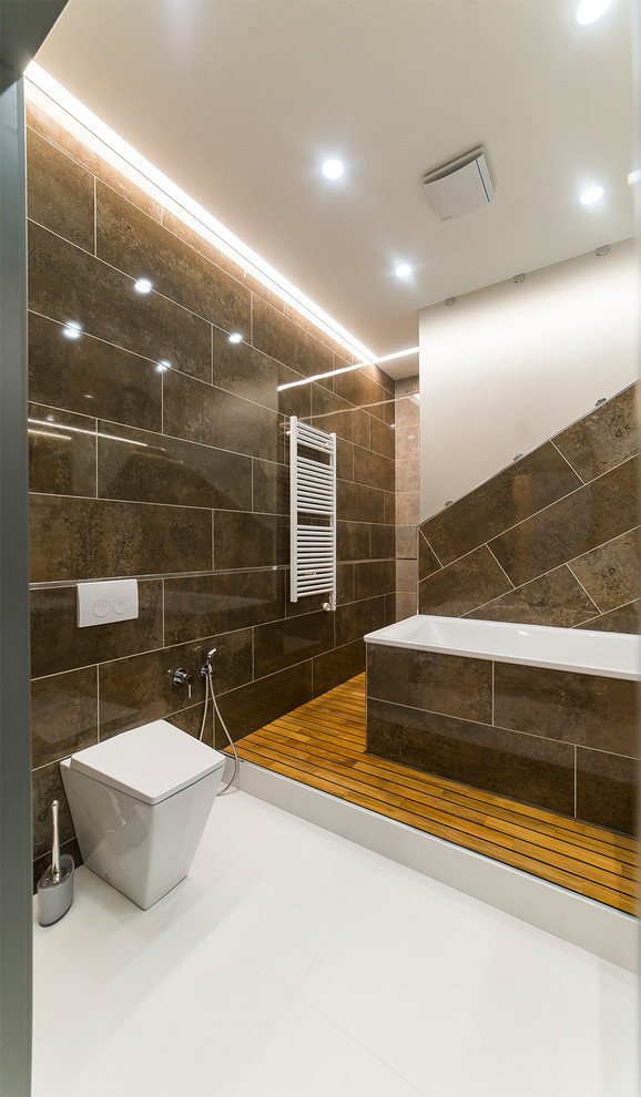 Источник вдохновения для домашнего уюта: главная ванная комната в современном стиле с раздельным унитазом и белым полом