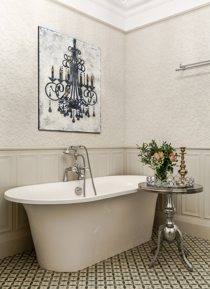 На фото: главная ванная комната в стиле неоклассика (современная классика) с отдельно стоящей ванной с