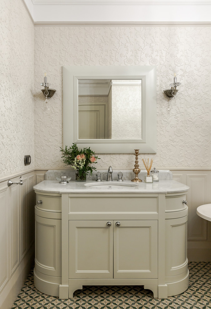 Foto di una stanza da bagno padronale tradizionale con ante con riquadro incassato e pareti beige