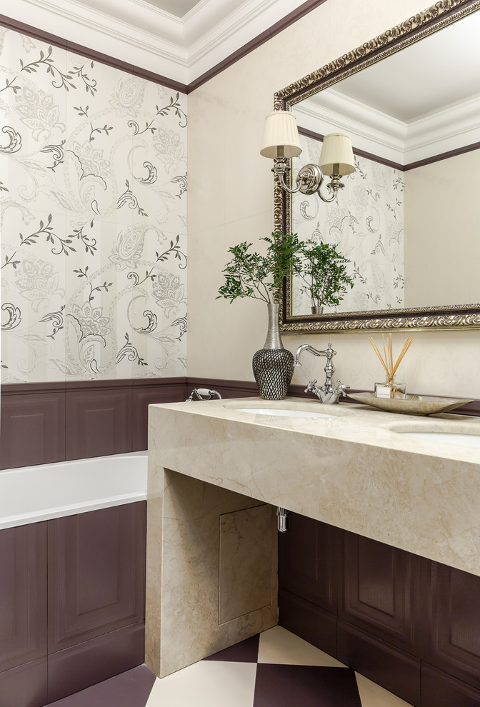 Ejemplo de cuarto de baño principal actual con lavabo bajoencimera y encimeras beige