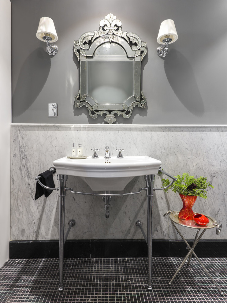 На фото: ванная комната в стиле неоклассика (современная классика) с серой плиткой, серыми стенами, полом из мозаичной плитки, консольной раковиной и черным полом