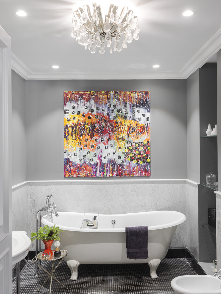 Immagine di una stanza da bagno padronale tradizionale con vasca con piedi a zampa di leone, bidè, piastrelle grigie, pareti grigie, pavimento con piastrelle a mosaico, lavabo a consolle e pavimento nero
