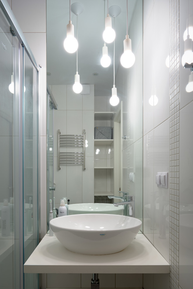 Пример оригинального дизайна: маленькая ванная комната в современном стиле с белой плиткой, плиткой из известняка, белыми стенами, полом из керамогранита, душевой кабиной, серым полом и настольной раковиной для на участке и в саду