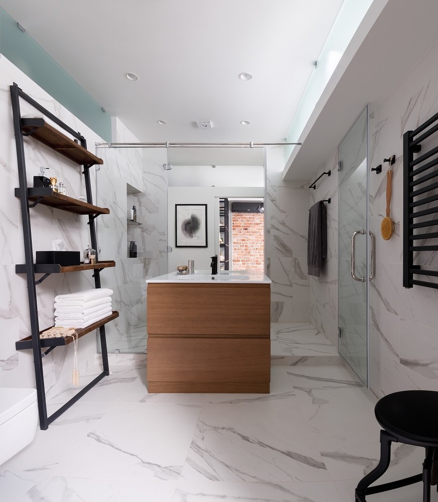 Источник вдохновения для домашнего уюта: ванная комната в современном стиле с фасадами островного типа, фасадами цвета дерева среднего тона, душем в нише, белой плиткой, душевой кабиной, монолитной раковиной, белым полом и душем с распашными дверями