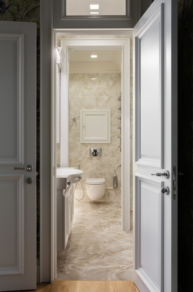 Свежая идея для дизайна: маленькая ванная комната в стиле неоклассика (современная классика) с белыми фасадами, инсталляцией, бежевой плиткой, керамической плиткой, полом из керамической плитки и бежевым полом для на участке и в саду - отличное фото интерьера