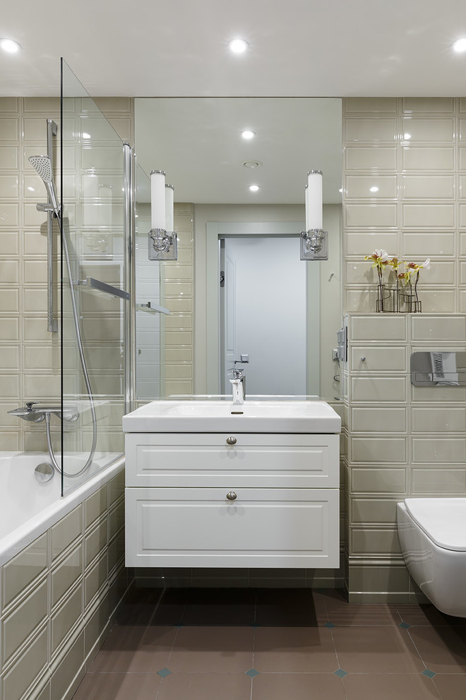 Idéer för mellanstora vintage en-suite badrum, med luckor med upphöjd panel, vita skåp, brunt golv, ett platsbyggt badkar, en dusch/badkar-kombination, en vägghängd toalettstol, beige kakel, beige väggar och ett konsol handfat