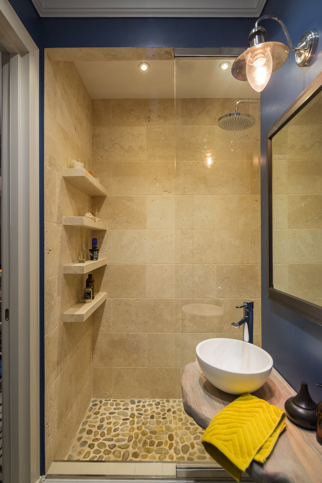 На фото: ванная комната в морском стиле с душем в нише, бежевой плиткой, синими стенами, душевой кабиной, настольной раковиной и зеркалом с подсветкой