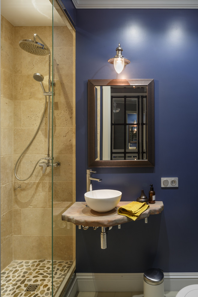 Идея дизайна: ванная комната в морском стиле с душем в нише, синими стенами, настольной раковиной, открытыми фасадами, бежевой плиткой, душевой кабиной и открытым душем