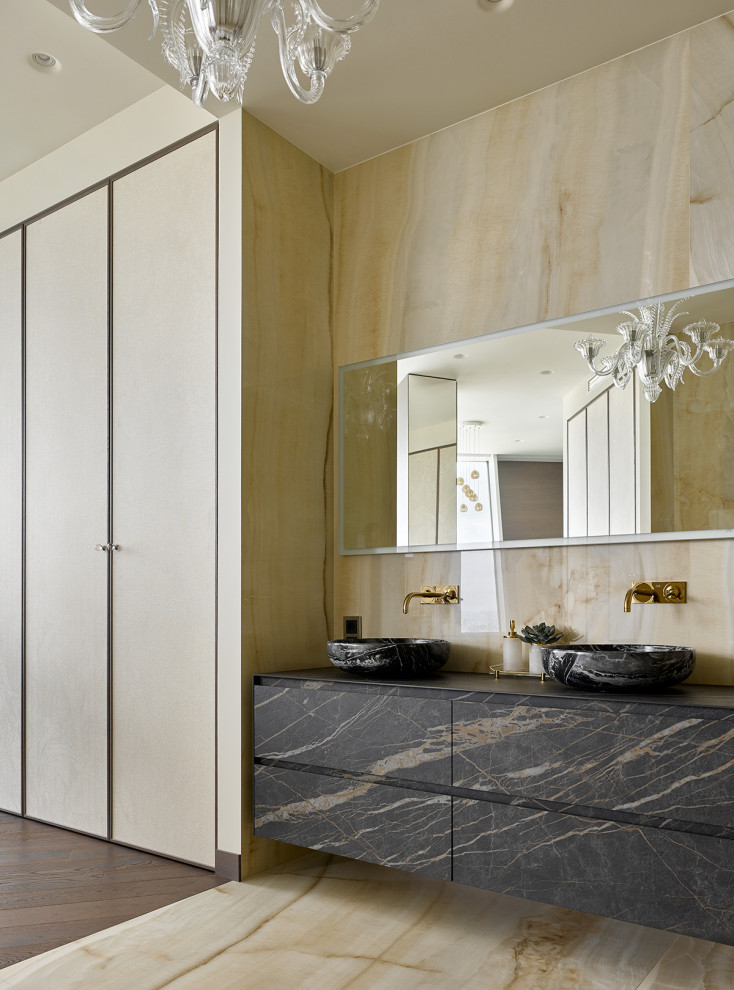 Idées déco pour une salle de bain contemporaine avec un placard à porte plane, des portes de placard grises, un mur beige, une vasque, un sol beige, un plan de toilette beige, meuble double vasque et meuble-lavabo suspendu.