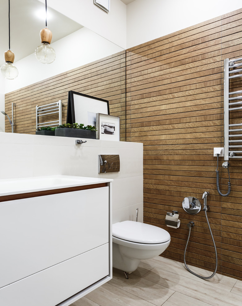 Idee per una stanza da bagno minimal con ante lisce, ante bianche, WC sospeso, piastrelle marroni, pareti bianche e pavimento grigio