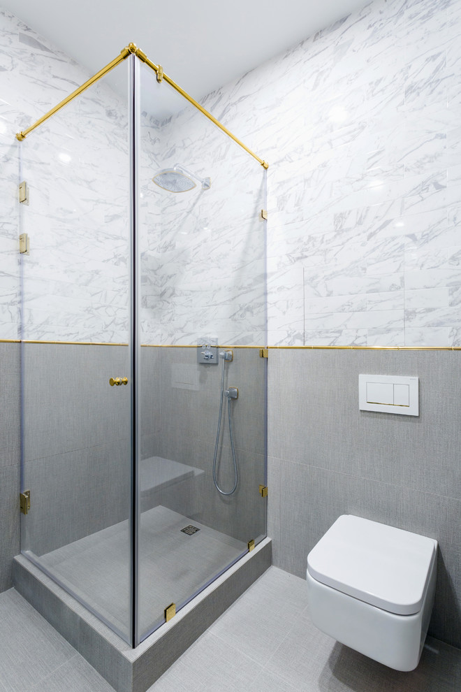 Foto di una piccola stanza da bagno con doccia contemporanea con doccia ad angolo, WC sospeso, piastrelle grigie, piastrelle di marmo, pavimento grigio e porta doccia a battente