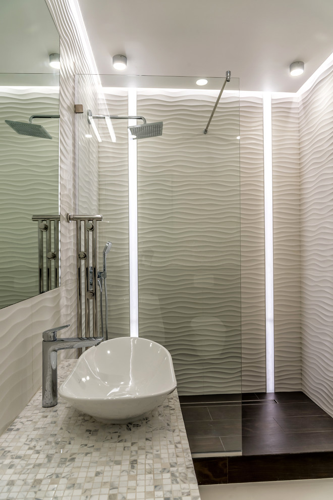 Идея дизайна: ванная комната среднего размера в современном стиле с душем без бортиков, биде, белой плиткой, керамической плиткой, белыми стенами, душевой кабиной, накладной раковиной, белым полом, открытым душем и разноцветной столешницей