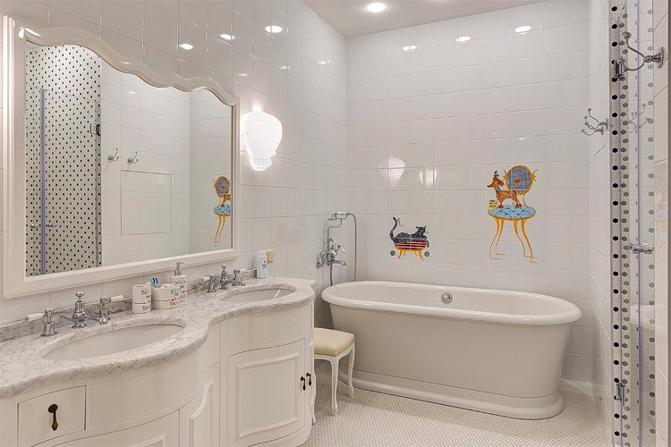 Пример оригинального дизайна: детская ванная комната в классическом стиле с белыми фасадами, отдельно стоящей ванной, белой плиткой, белыми стенами, врезной раковиной, фасадами с выступающей филенкой, душем в нише, раздельным унитазом, керамической плиткой, полом из мозаичной плитки и мраморной столешницей