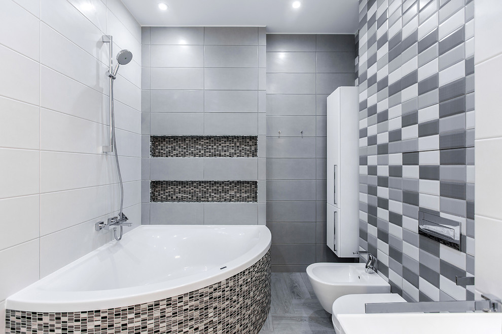 Idées déco pour une salle de bain principale scandinave avec un bidet, un carrelage blanc, un carrelage gris, mosaïque et un mur multicolore.