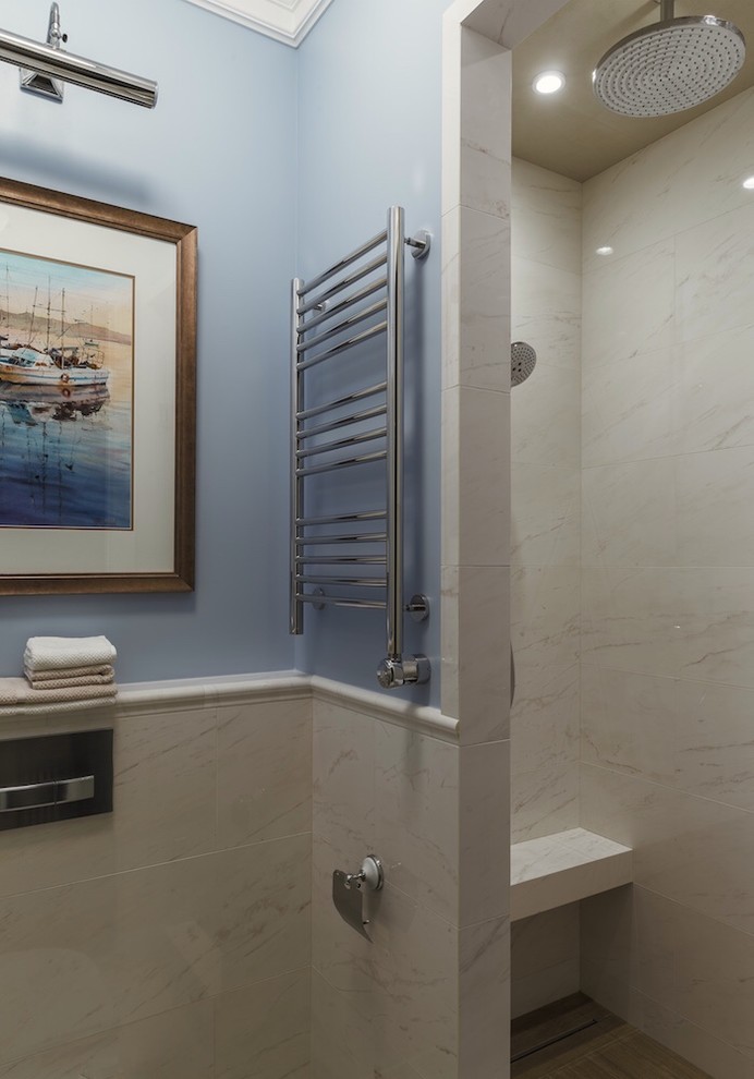 Imagen de cuarto de baño tradicional renovado con ducha empotrada, baldosas y/o azulejos beige, paredes azules y aseo y ducha