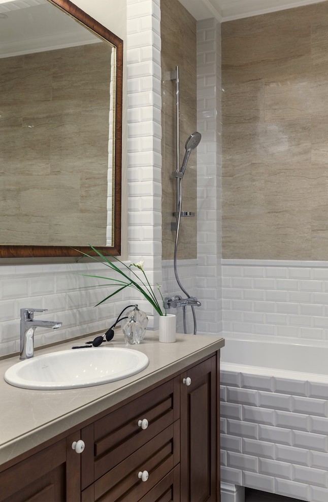 Свежая идея для дизайна: главная ванная комната в стиле неоклассика (современная классика) с темными деревянными фасадами, ванной в нише, душем над ванной, бежевой плиткой, белой плиткой и накладной раковиной - отличное фото интерьера