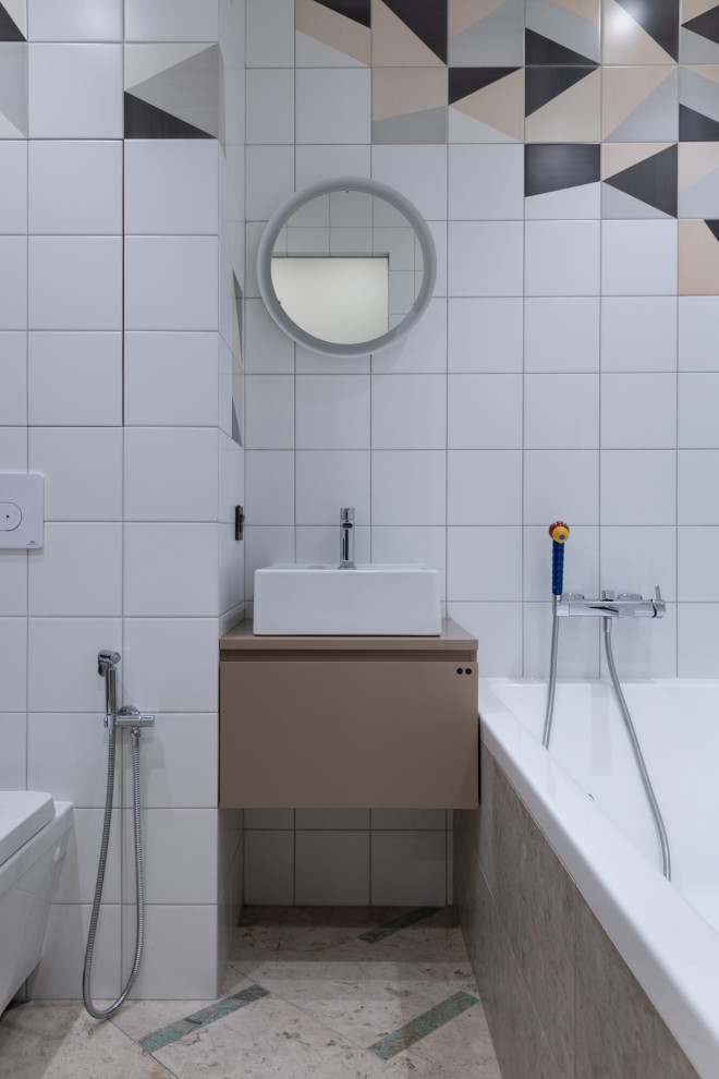 Esempio di una stanza da bagno padronale contemporanea con ante lisce, ante beige, vasca/doccia, WC sospeso, piastrelle bianche, piastrelle multicolore, lavabo a bacinella, pavimento beige e top beige