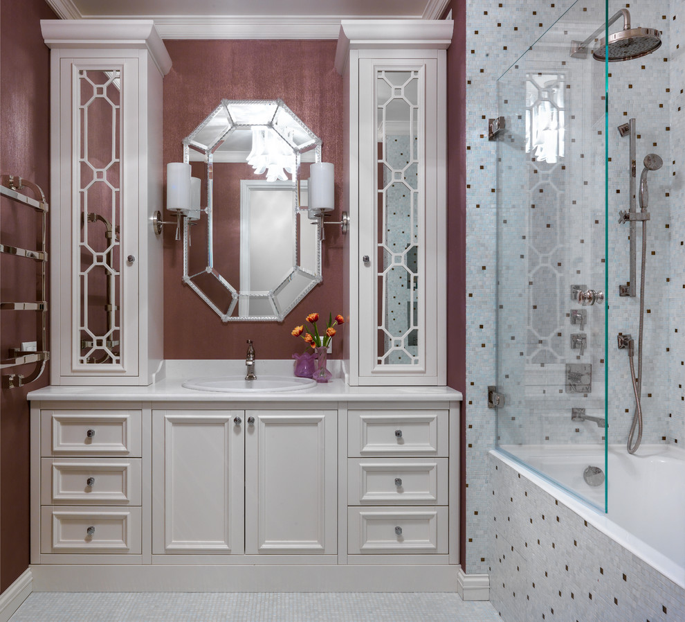 На фото: главная ванная комната в стиле неоклассика (современная классика) с фасадами с утопленной филенкой, ванной в нише, душем над ванной, плиткой мозаикой, коричневыми стенами, полом из мозаичной плитки, накладной раковиной, белым полом, белой столешницей, бежевыми фасадами и разноцветной плиткой с