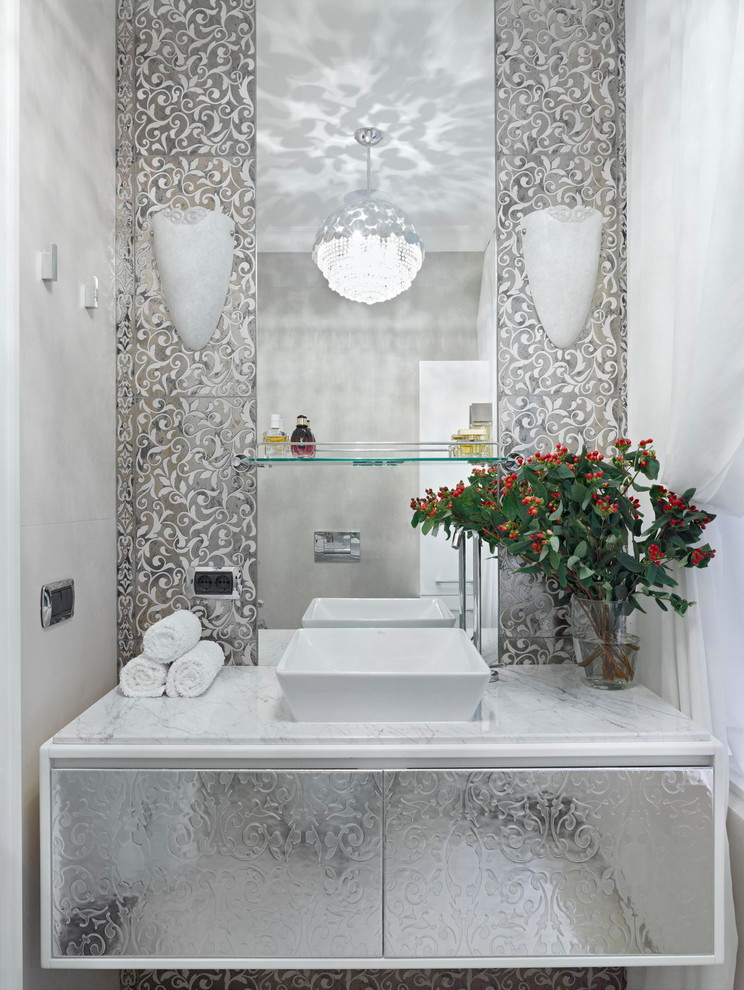 Foto de cuarto de baño clásico renovado con armarios con paneles lisos, baldosas y/o azulejos grises, lavabo sobreencimera, encimeras blancas y espejo con luz