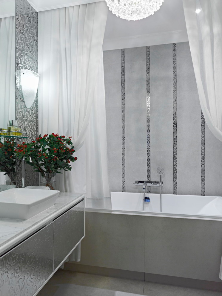 Inspiration pour une salle de bain principale traditionnelle avec un placard à porte plane, des portes de placard grises, une baignoire en alcôve, un carrelage gris, une vasque, un sol gris, une cabine de douche avec un rideau et un plan de toilette blanc.