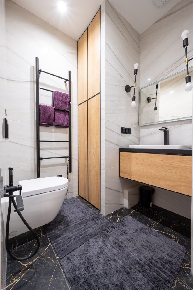 Immagine di una stanza da bagno minimal con ante lisce, ante in legno scuro, piastrelle bianche, lavabo da incasso, pavimento nero, top nero, un lavabo e mobile bagno sospeso