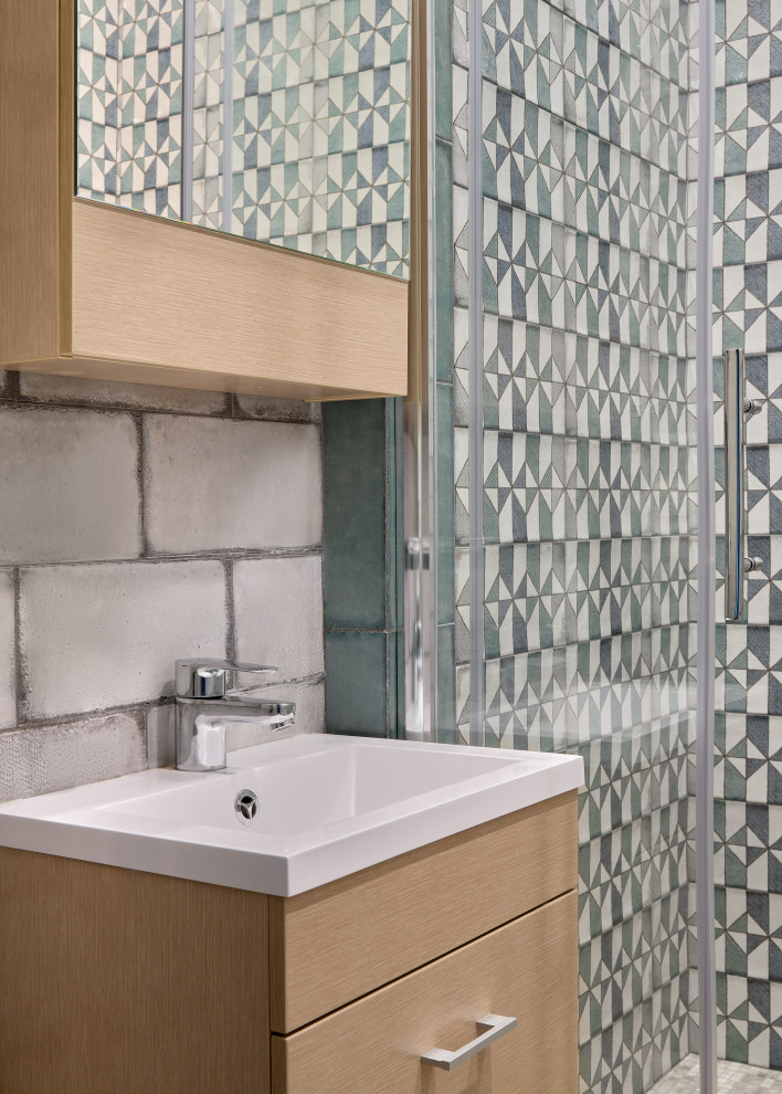 На фото: ванная комната в современном стиле с плоскими фасадами, светлыми деревянными фасадами, монолитной раковиной и тумбой под одну раковину
