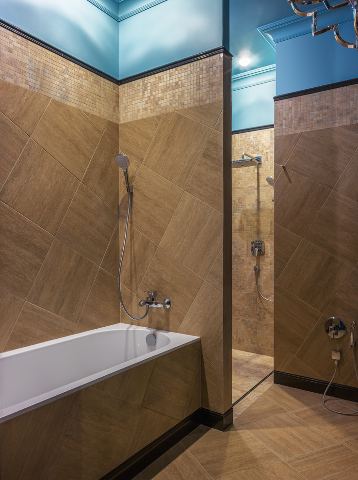 Esempio di una stanza da bagno padronale contemporanea con piastrelle marroni, pareti blu, pavimento marrone, vasca ad alcova, doccia aperta e doccia a filo pavimento
