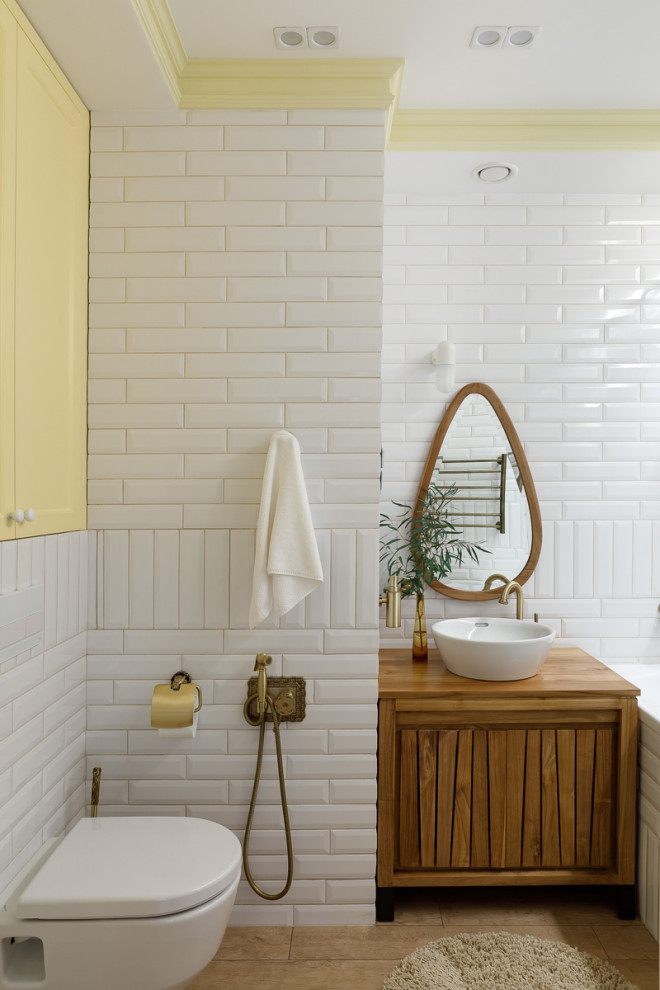 На фото: ванная комната в современном стиле с фасадами цвета дерева среднего тона, настольной раковиной, коричневой столешницей, тумбой под одну раковину и напольной тумбой