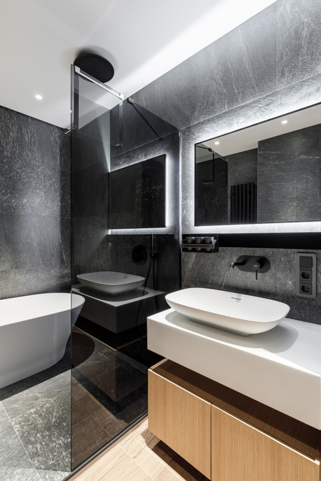 Modern inredning av ett mellanstort vit vitt en-suite badrum, med släta luckor, beige skåp, ett fristående badkar, våtrum, grå kakel, porslinskakel, klinkergolv i porslin, ett fristående handfat, beiget golv och med dusch som är öppen