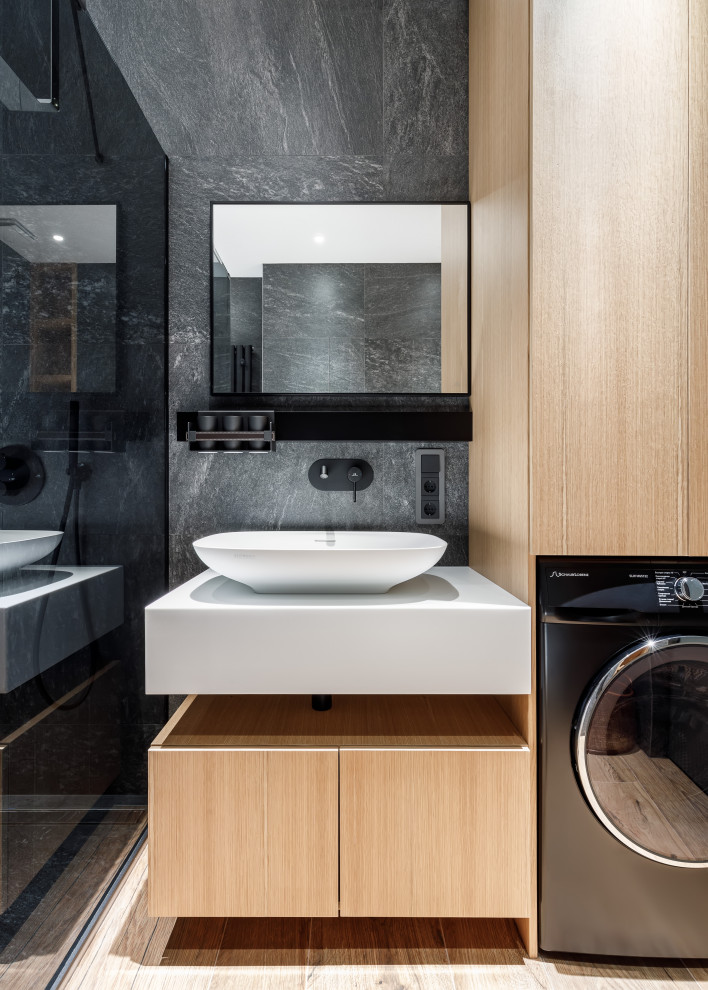 Inspiration för moderna badrum, med ett fristående badkar, våtrum och svart kakel