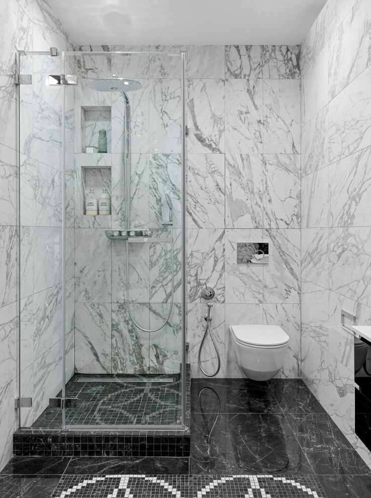 Idéer för ett mellanstort modernt badrum med dusch, med en vägghängd toalettstol, vit kakel, porslinskakel, mosaikgolv, svart golv, dusch med gångjärnsdörr och en hörndusch