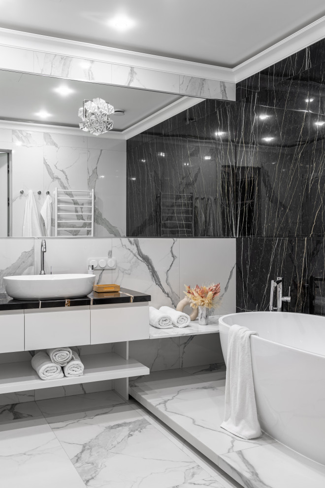 Свежая идея для дизайна: большая главная ванная комната в современном стиле с отдельно стоящей ванной, душем в нише, керамогранитной плиткой, полом из керамогранита, накладной раковиной, тумбой под одну раковину и подвесной тумбой - отличное фото интерьера