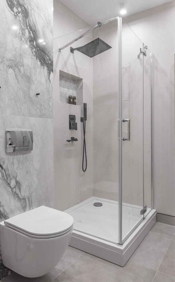 Стильный дизайн: маленькая ванная комната со стиральной машиной в современном стиле с плоскими фасадами, белыми фасадами, инсталляцией, черно-белой плиткой, полом из керамогранита, душевой кабиной, накладной раковиной, столешницей из искусственного камня, душем с распашными дверями, белой столешницей, тумбой под одну раковину и подвесной тумбой для на участке и в саду - последний тренд