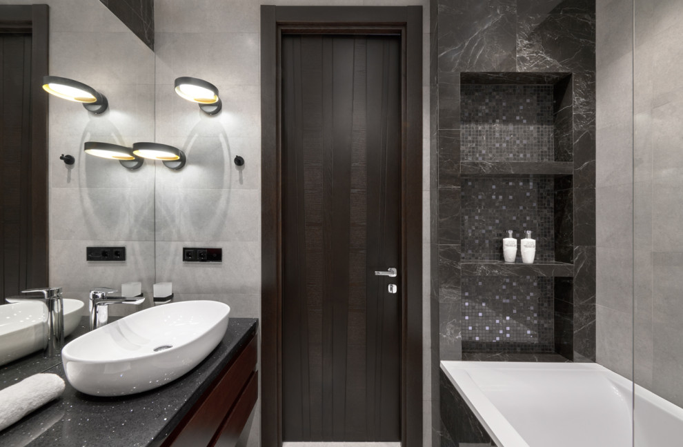 Inspiration pour une salle de bain principale design en bois brun de taille moyenne avec un placard à porte plane, un combiné douche/baignoire, WC suspendus, meuble-lavabo suspendu, une baignoire en alcôve et une vasque.