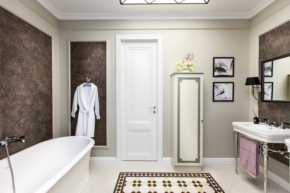 Imagen de cuarto de baño principal clásico renovado con bañera exenta, baldosas y/o azulejos marrones, paredes beige, lavabo tipo consola y suelo beige