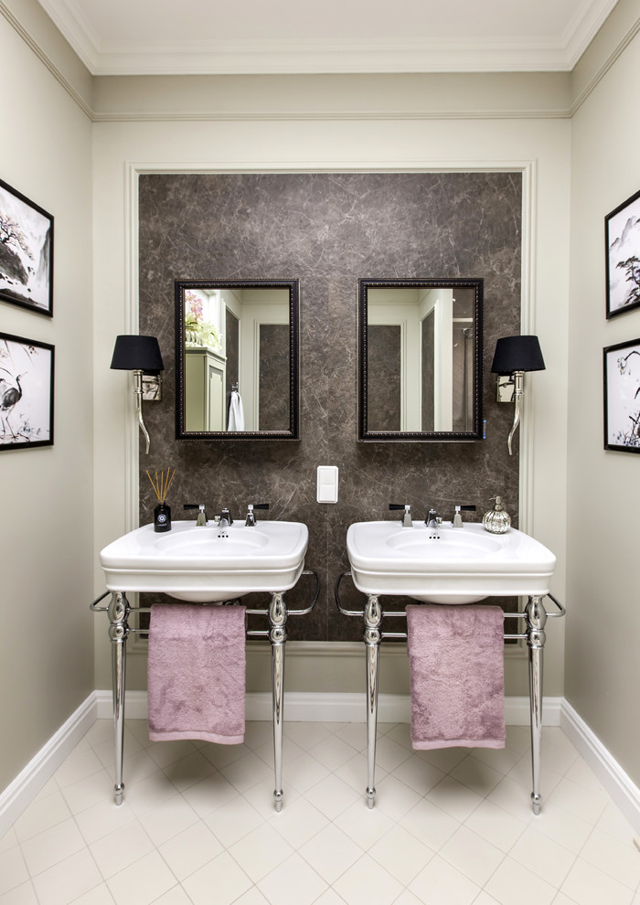 На фото: ванная комната в стиле неоклассика (современная классика) с коричневой плиткой, бежевыми стенами, консольной раковиной и бежевым полом с