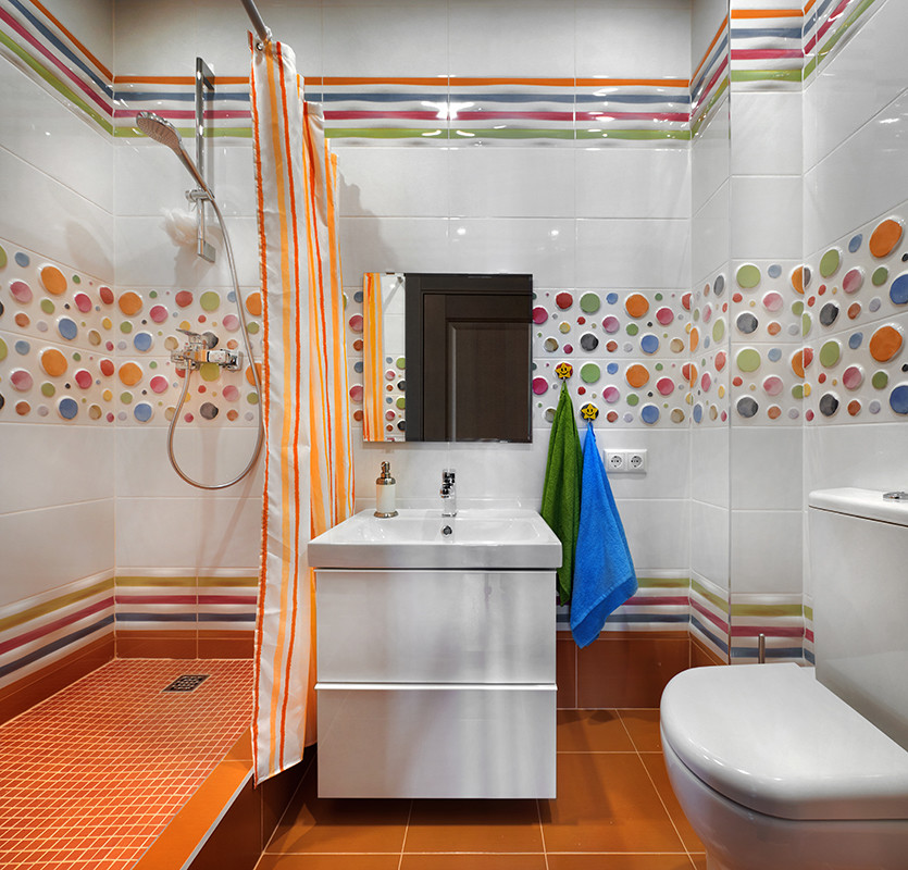 Modern inredning av ett badrum med dusch, med släta luckor, vita skåp, en öppen dusch, en vägghängd toalettstol, flerfärgad kakel, porslinskakel, flerfärgade väggar, klinkergolv i keramik, ett väggmonterat handfat, orange golv och dusch med duschdraperi
