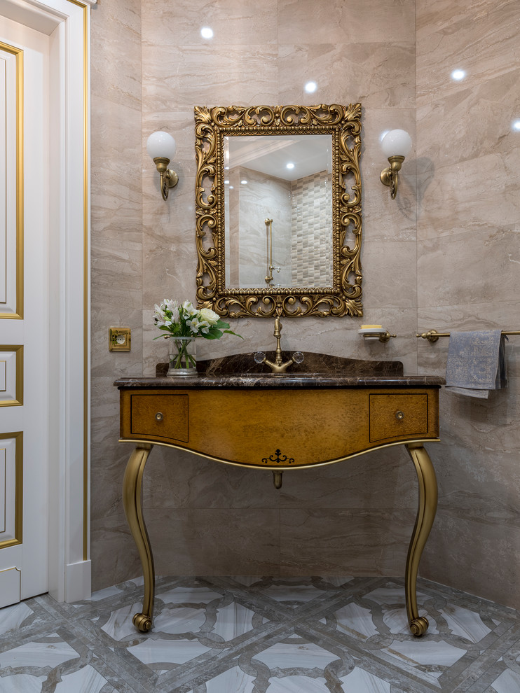 Aménagement d'une salle de bain victorienne de taille moyenne avec des portes de placard marrons, un carrelage beige, des dalles de pierre, un plan vasque, un sol gris, un plan de toilette marron et un placard à porte plane.