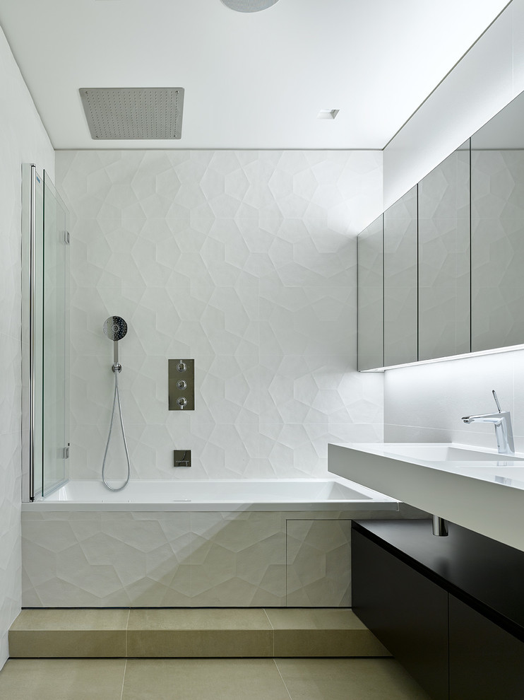 Idée de décoration pour une salle de bain principale design avec un placard à porte plane, des portes de placard noires, une baignoire en alcôve, un combiné douche/baignoire, un carrelage blanc, un lavabo intégré, un sol beige, un plan de toilette blanc, un mur blanc et une cabine de douche à porte battante.