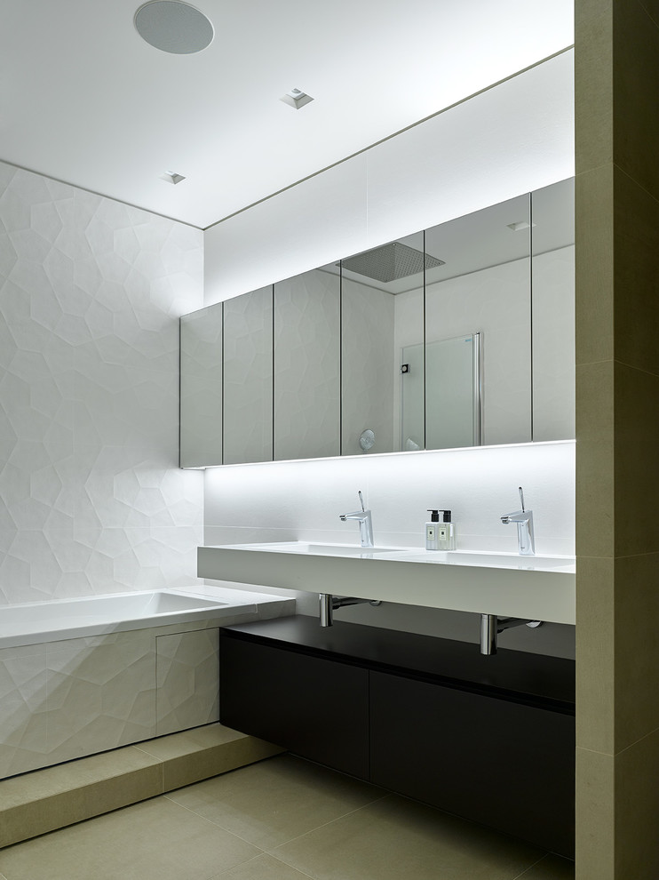 Exempel på ett modernt badrum med dusch, med en vägghängd toalettstol, vit kakel och brunt golv