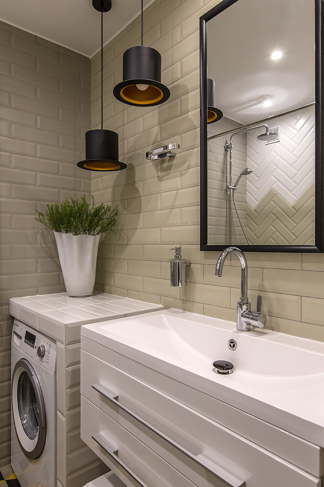 Свежая идея для дизайна: ванная комната в скандинавском стиле с плоскими фасадами, белыми фасадами, серой плиткой и монолитной раковиной - отличное фото интерьера