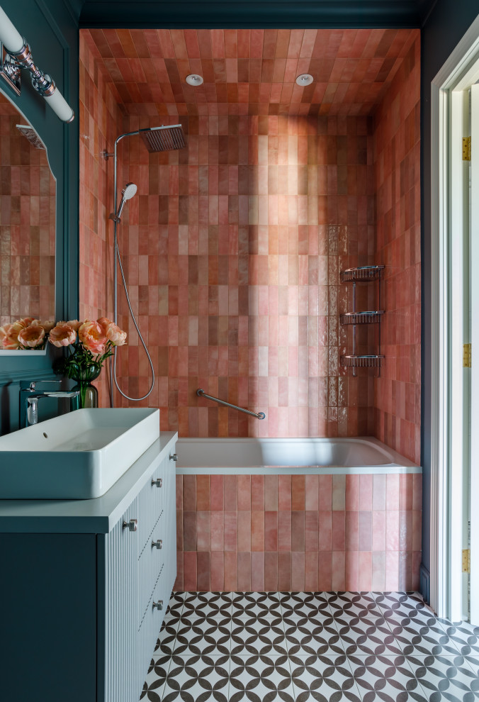 Idée de décoration pour une salle de bain principale design avec meuble-lavabo suspendu, une baignoire en alcôve, un combiné douche/baignoire, un carrelage marron, un mur vert, une vasque et meuble simple vasque.