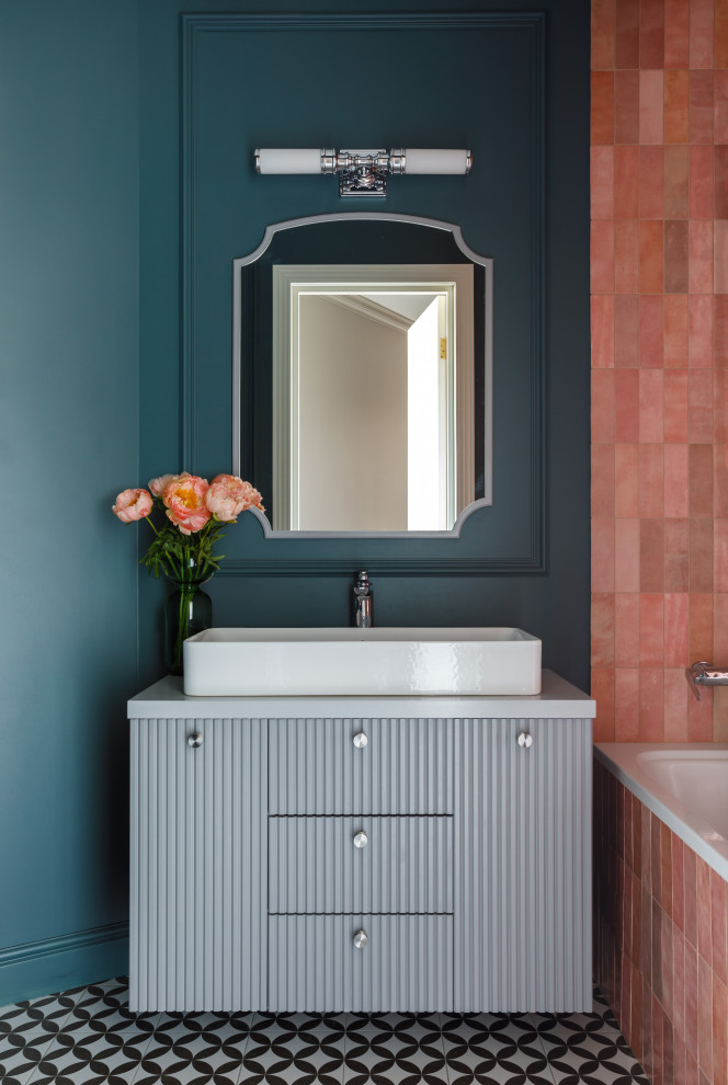 Стильный дизайн: главная ванная комната в современном стиле с фасадами с выступающей филенкой и подвесной тумбой - последний тренд