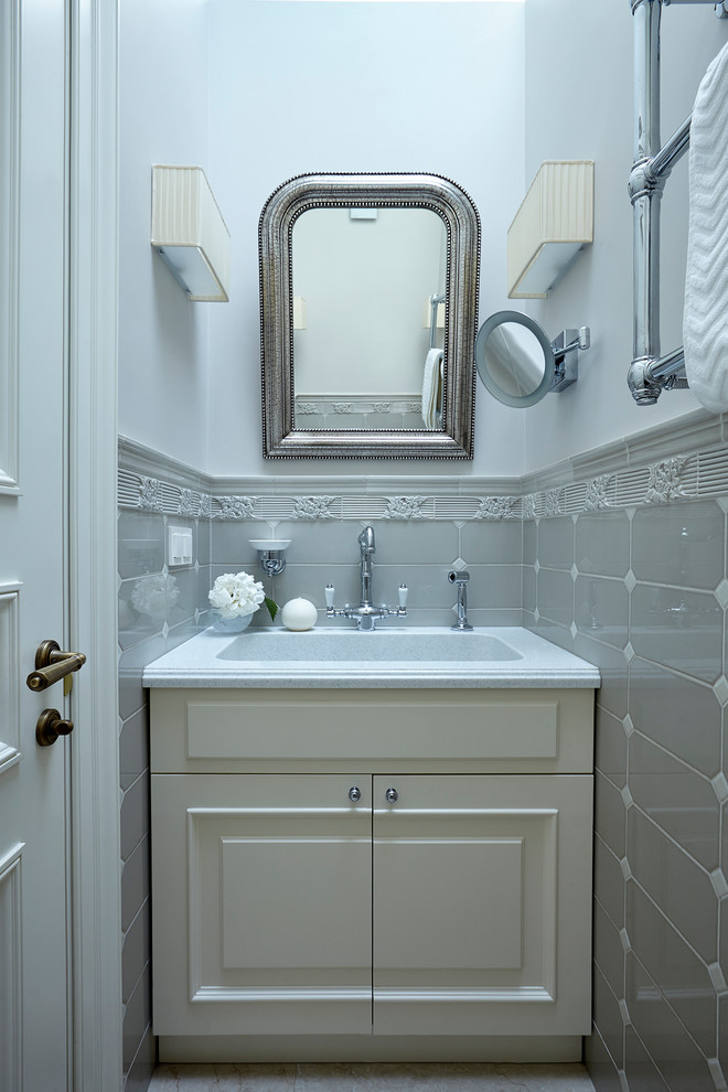 Идея дизайна: ванная комната в стиле неоклассика (современная классика) с бежевыми фасадами, серой плиткой, белыми стенами и монолитной раковиной