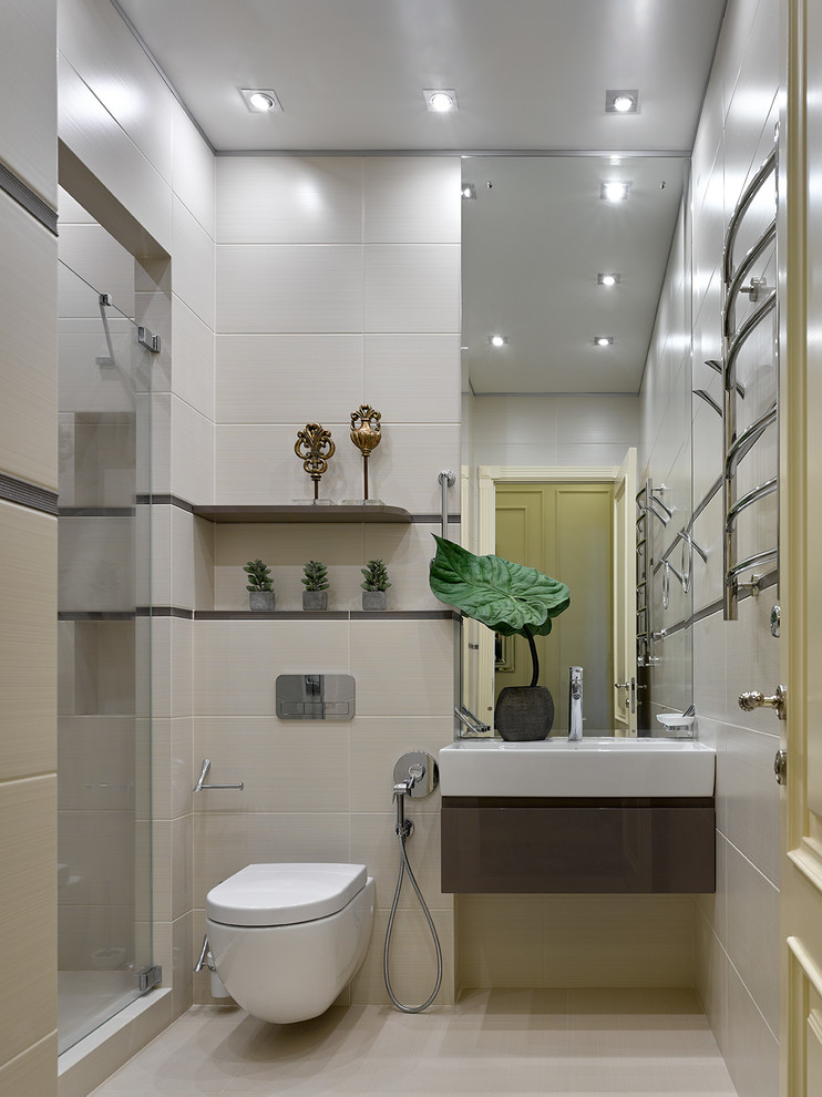 Idées déco pour une salle de bain contemporaine avec un placard à porte plane, des portes de placard marrons, WC suspendus, un carrelage beige, un carrelage marron, un sol beige, une cabine de douche à porte battante et un lavabo intégré.