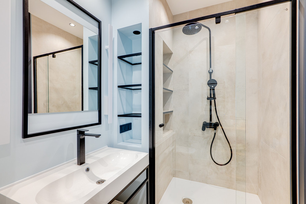 Imagen de cuarto de baño contemporáneo con aseo y ducha, ducha empotrada, paredes azules, lavabo integrado y ducha con puerta corredera