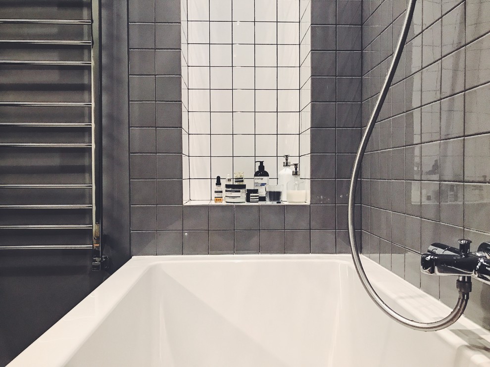 Foto de cuarto de baño nórdico con baldosas y/o azulejos de cerámica y paredes grises
