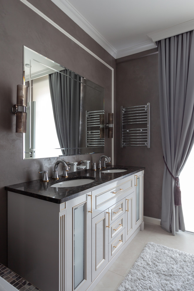 На фото: главная ванная комната среднего размера в стиле неоклассика (современная классика) с бежевыми стенами