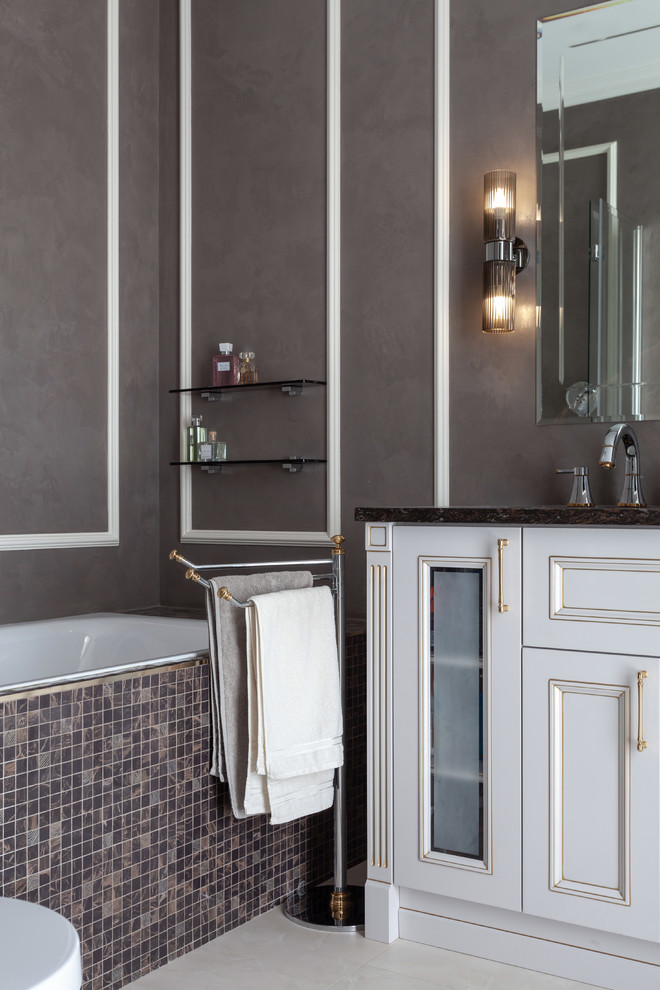 На фото: главная ванная комната среднего размера в стиле неоклассика (современная классика) с бежевыми стенами